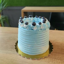 Feketeerdő torta kék díszítéssel