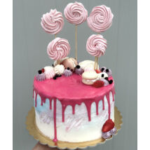 Csoki torta rózsaszín díszítéssel, habcsókokkal