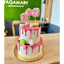 Két emeletes torta rózsaszín díszítéssel, habcsókokkal