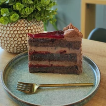 Málnás csokoládétorta szelet