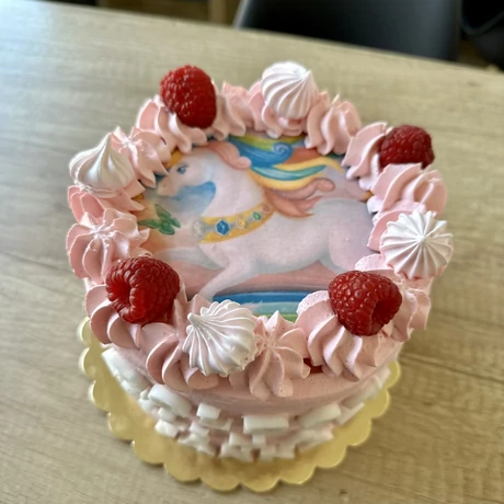 Kislány torta ostyával