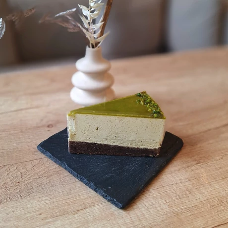 Pisztáciás sacher torta szelet